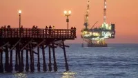 Giàn khoan dầu khí ngoài khơi Esther, cách bờ biển Seal Beach của bang California (Mỹ) khoảng 1,5 dặm. Ảnh: AFP