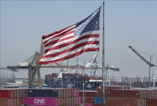 Côngtennơ hàng hóa được xếp tại cảng Long Beach ở California, Mỹ. Ảnh: AFP/TTXVN