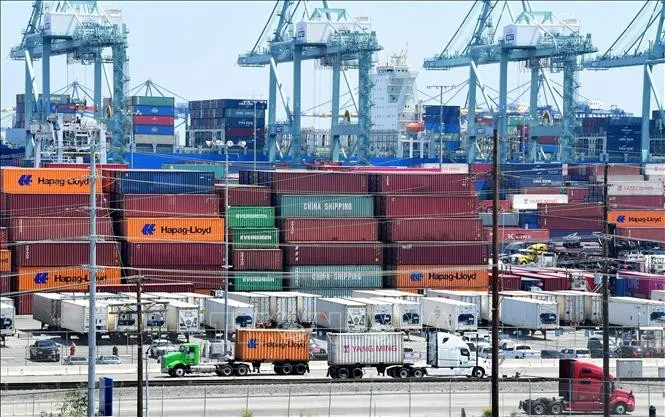 Công-ten-nơ hàng hóa được xếp tại cảng Long Beach, California, Mỹ. Ảnh: AFP/TTXVN