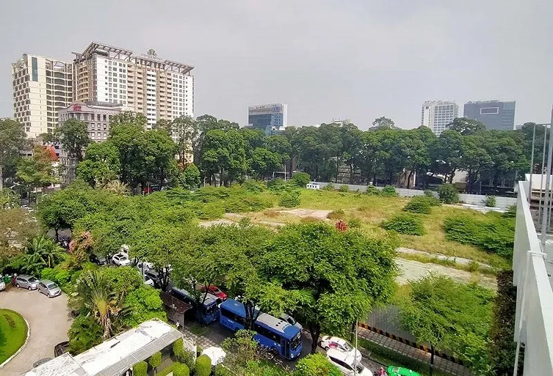 Khu đất xây dựng nhà thi đấu Phan Đình Phùng bỏ hoang nhiều năm giữa trung tâm TP.HCM. Ảnh: Lê Toàn