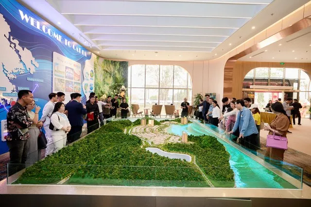 Khách tham quan ngắm toàn cảnh dự án Thành phố Vịnh trung tâm Xanh Island qua sa bàn hiện đại (Ảnh: Ánh Dương)
