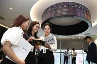 Thị trường chứng khoán “nhiễu động” trong ngắn hạn, nhưng triển vọng trung hạn là tích cực