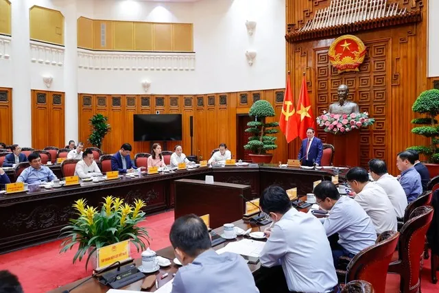 Thủ tướng Chính phủ Phạm Minh Chính làm việc với Tổ công tác về an ninh năng lượng, chiều 17/3. Ảnh: VGP.