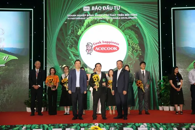 Đại diện Acecook Việt Nam nhận Kỷ niệm chương “Doanh nghiệp đồng hành vì sự phát triển bền vững”