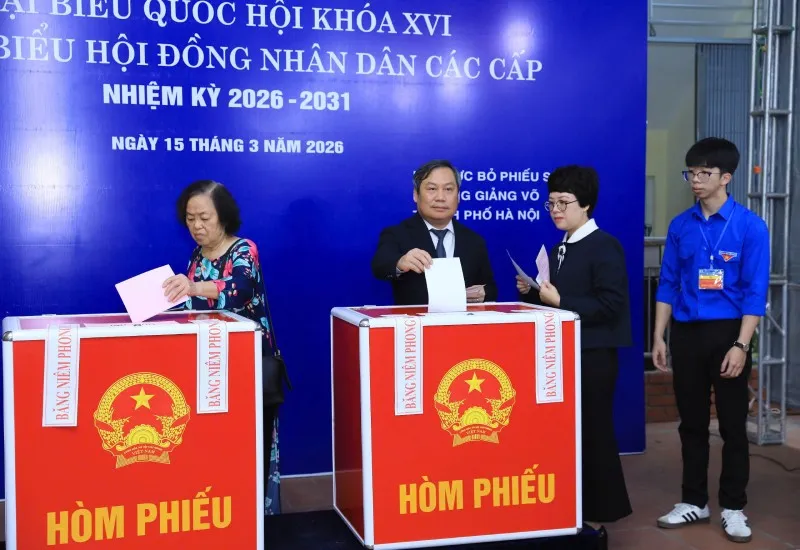 Chủ tịch UBND TP. Hà Nội Vũ Đại Thắng bỏ phiếu bầu cử.