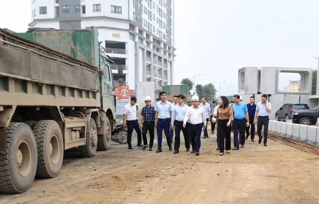 Chủ tịch UBND TP. Hà Nội yêu cầu các nhà thầu phải tập trung nhân lực, thiết bị, tổ chức thi công “có mặt bằng đến đâu làm đến đó”, phấn đấu hoàn thành toàn bộ các hạng mục trong năm 2026.