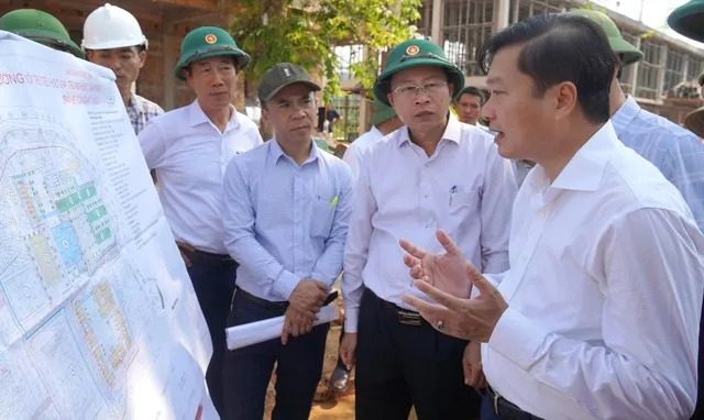 Chủ tịch UBND tỉnh Quảng Trị Lê Hồng Vinh (ngoài cùng, bên phải ảnh) chỉ đạo các giải pháp đẩy nhanh tiến độ xây dựng Trường nội trú Tiểu học và Trung học cơ sở Đakrông