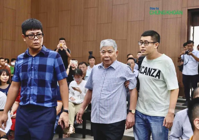 Ông Lê Thanh Thản được dẫn giải đến trước Toà