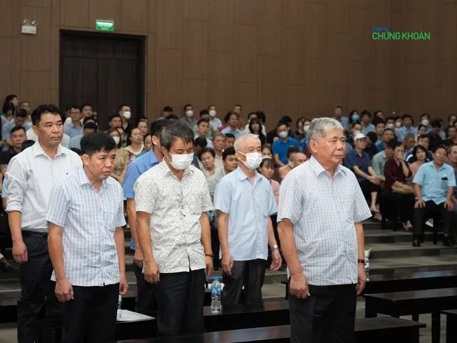 Các bị cáo nghe Thẩm phán quyết định xét xử