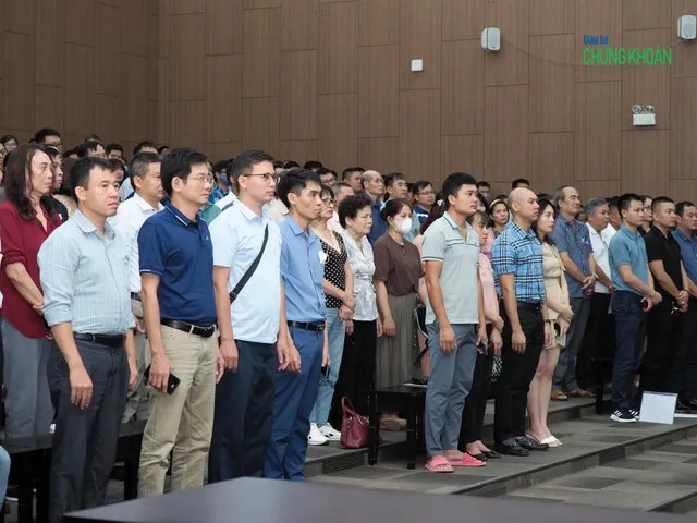 143 khách hàng có mặt tại phiên tòa, trên tổng số 488 khách hàng được cho là bị lừa dối bởi nhóm bị cáo.
