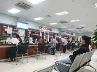 Người dân làm thủ tục hành chính tại Trung tâm hành chính công TP.Đà Nẵng. Ảnh: Linh Đan
