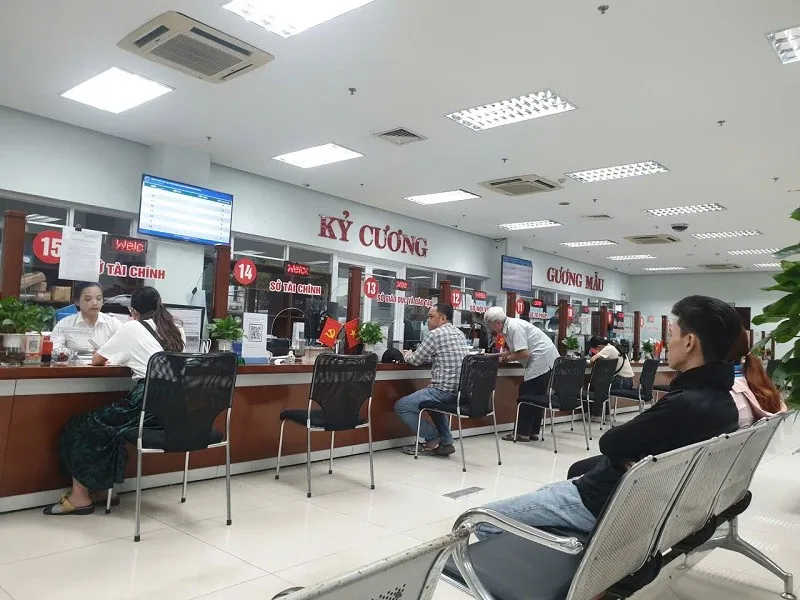 Người dân làm thủ tục hành chính tại Trung tâm hành chính công TP.Đà Nẵng. Ảnh: Linh Đan 