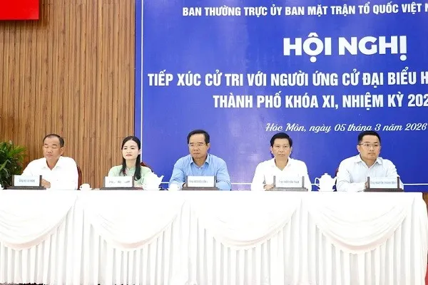 Chủ tịch UBND TP.HCM Nguyễn Văn Được cùng các ứng viên tiếp xúc cử tri trước kỳ bầu cử.