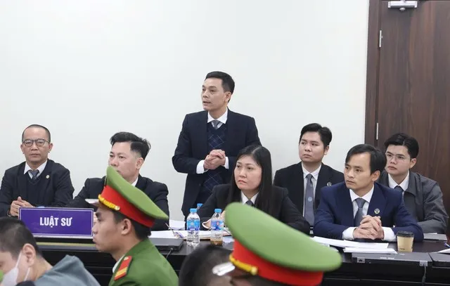Luật sư Trịnh Văn Tuyến trình bày phần bào chữa.