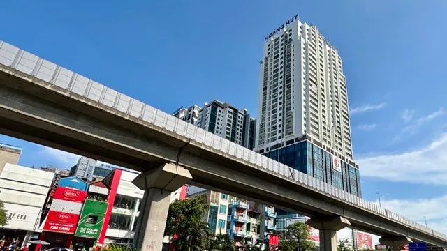 Cách Công ty Thuốc lá Thăng Long chưa tới 300 m là chung cư Golden Land (quận Thanh Xuân). Hiện giá căn hộ tại đây khoảng 65 - 68 triệu đồng/m2. Một số căn có vị trí đẹp, nội thất cao cấp sẽ có giá trên 70 triệu đồng/m2.