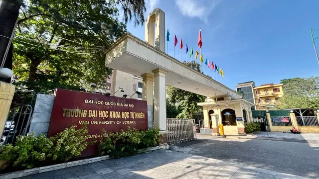Dự án đô thị mới nằm đối diện Trường Đại học Khoa học Tự nhiên và Trường Đại học Khoa học Xã hội và Nhân văn. Xung quanh trường có nhiều hàng quán vừa và nhỏ, phục vụ đối tượng khách hàng bình dân.