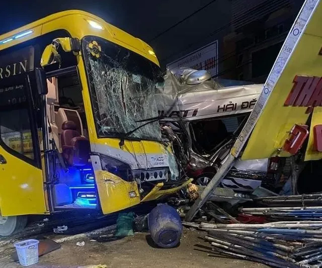 Vụ tai nạn thảm khốc của nhà xe Thành Bưởi hôm 30/9 tại Đồng Nai khiến 5 người thiệt mạng, 4 người bị thương, 2 xe ô tô hư hỏng nặng.