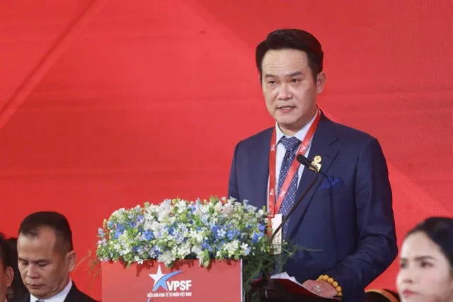 Ông Đặng Hồng Anh, Chủ tịch Hội Doanh nhân trẻ Việt Nam, Chủ tịch VPSF 2025 phát biểu tại sự kiện (Ảnh: Chí Cường)