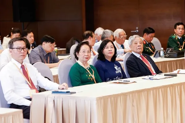 Ủy viên Bộ Chính trị, Chủ tịch Ủy ban Trung ương Mặt trận Tổ quốc Việt Nam Bùi Thị Minh Hoài (thứ 2 từ phải sang) tham dự tại Trung tâm thảo luận số 1.