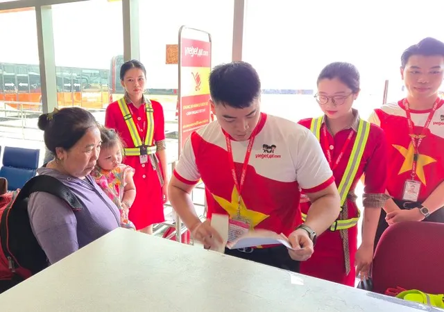 Cán bộ, nhân viên Vietjet với trang phục mang hình ảnh cờ đỏ - sao vàng lan toả tinh thần Việt Nam dịp đại lễ