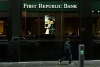 Cổ phiếu First Republic Bank giảm mạnh 50% trong ngày 25/4 và giảm hơn 93% kể từ đầu năm