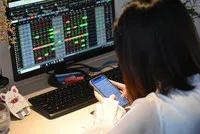 Cổ phiếu lớn ngân hàng và VIC giữ nhịp tăng cho thị trường