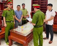 Cơ quan Cảnh sát điều tra Công an tỉnh Quảng Bình tống đạt quyết định khởi tố, lệnh bắt tạm giam đối với Lê Thế Hải (áo phong xanh cổ tròn) – Giám đốc Công ty TNHH cung ứng nhân lực Win Group.