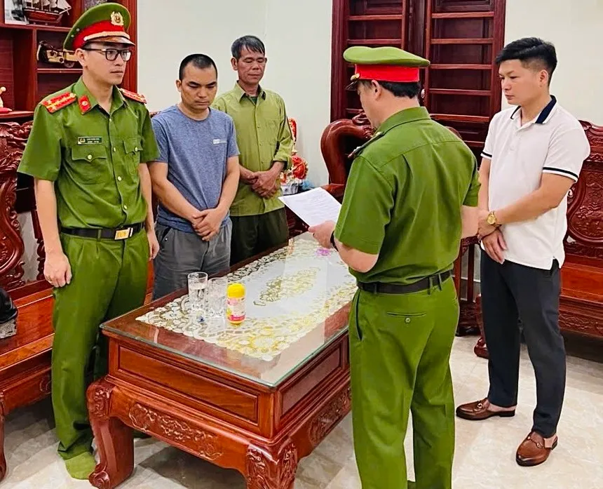 Cơ quan Cảnh sát điều tra Công an tỉnh Quảng Bình tống đạt quyết định khởi tố, lệnh bắt tạm giam đối với Lê Thế Hải (áo phong xanh cổ tròn) – Giám đốc Công ty TNHH cung ứng nhân lực Win Group.