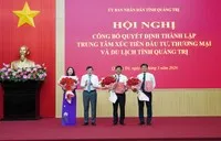 Chủ tịch UBND tỉnh Quảng Trị Lê Hồng Vinh trao các quyết định bổ nhiệm cho lãnh đạo Trung tâm Xúc tiến Đầu tư, Thương mại và Du lịch tỉnh.