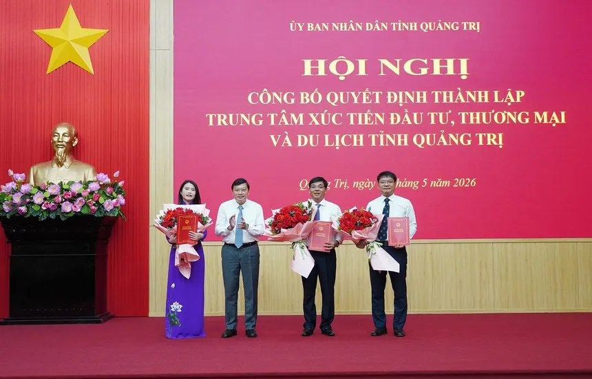 Chủ tịch UBND tỉnh Quảng Trị Lê Hồng Vinh trao các quyết định bổ nhiệm cho lãnh đạo Trung tâm Xúc tiến Đầu tư, Thương mại và Du lịch tỉnh.