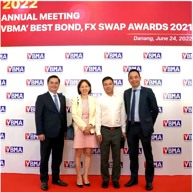 Chủ tịch HĐQT và Phó chủ tịch HĐQT Smart Invest (đứng giữa) cùng chụp ảnh với Ban lãnh đạo Hiệp hội Thị trường trái phiếu Việt Nam tại sự kiện vào ngày 24/6