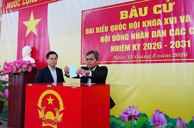 Bí thư Tỉnh ủy Quảng Ngãi Hồ Văn Niên và Chủ tịch UBND tỉnh Nguyễn Hoàng Giang dự khai mạc và bỏ những lá phiếu đầu tiên tại khu vực bầu cử số 20, phường Cẩm Thành.