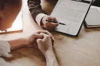 Khách hàng cần đọc kỹ trước khi ký hợp đồng. Ảnh minh họa: Shutterstock