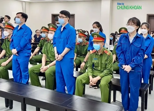 Hàng đầu từ trái sang: Các bị cáo Đỗ Thành Nhân, Đỗ Đức Nam, Lê Thị Thu Hương (Ảnh: H.Y)