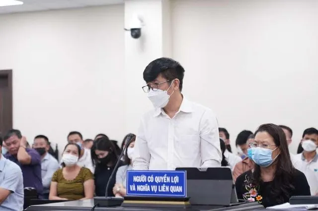 Những người có quyền lợi và nghĩa vụ liên quan tham gia tố tụng.