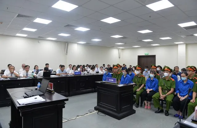 Bị cáo Cao Thị Minh Thuận cùng các đồng phạm trong vụ án.