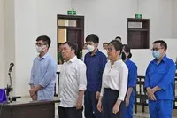 Các bị cáo nghe tuyên án.