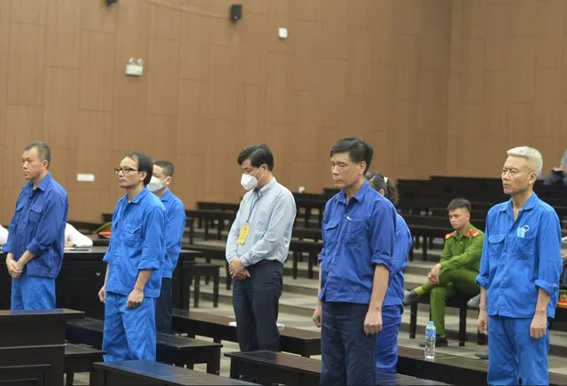 Các bị cáo nghe tuyên án sáng 16/6.