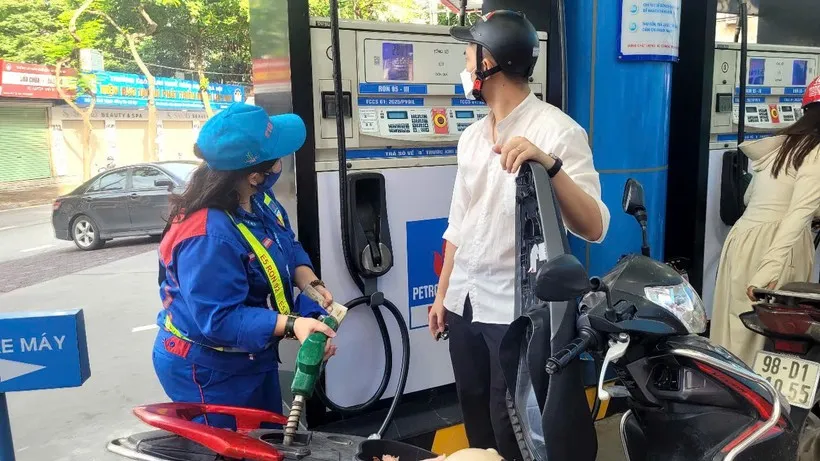 Doanh nghiệp đầu mối đang khẩn trương tìm kiếm, đa dạng hóa nguồn cung xăng dầu phục vụ tiêu dùng, phát triển kinh tế. 
