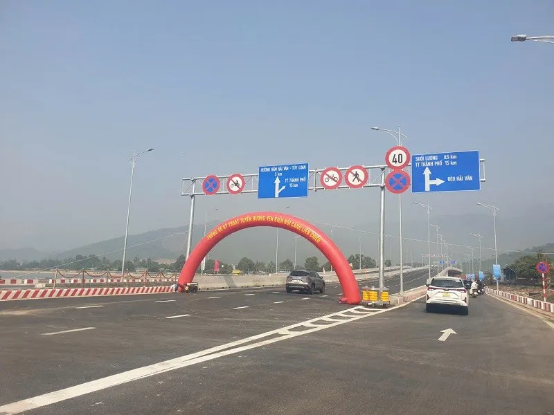 Tuyến đường ven biển kết nối cảng Liên Chiểu vừa thông xe kỹ thuật có ý nghĩa quan trọng trong việc phát triển logistics của thành phố Đà Nẵng trong thời gian tới. Ảnh: Linh Đan
