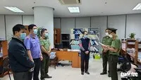Cơ quan điều tra tống đạt quyết định khởi tố, bắt tạm giam Nguyễn Văn Phong. (Nguồn: tuoitre.vn).