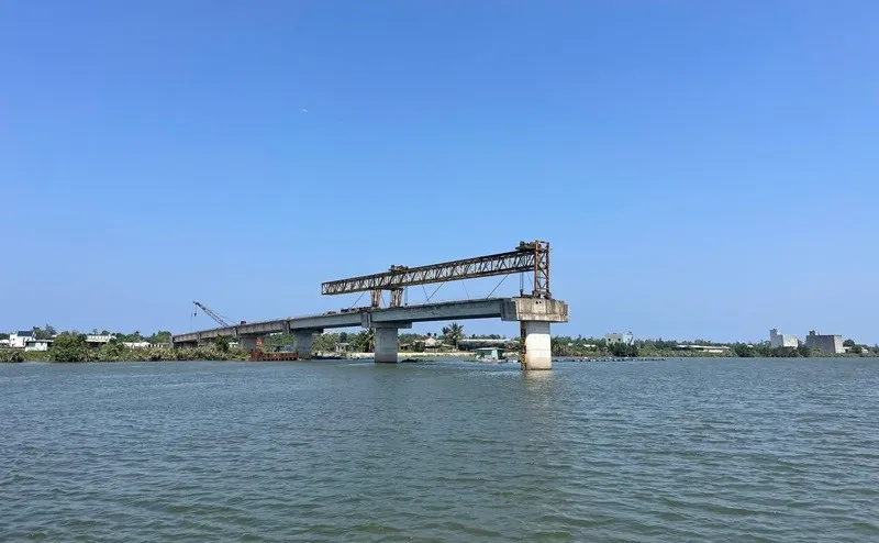 Dự án Cầu Tam Tiến và đường dẫn có tổng vốn đầu tư 220 tỷ vẫn dang dở sau 7 năm thi công. 