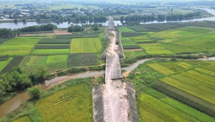 Công trình cầu Tây An 1 và Tây An 2 vẫn chưa thể hoàn thành sau nhiều năm thi công. Ảnh: Hà Nam