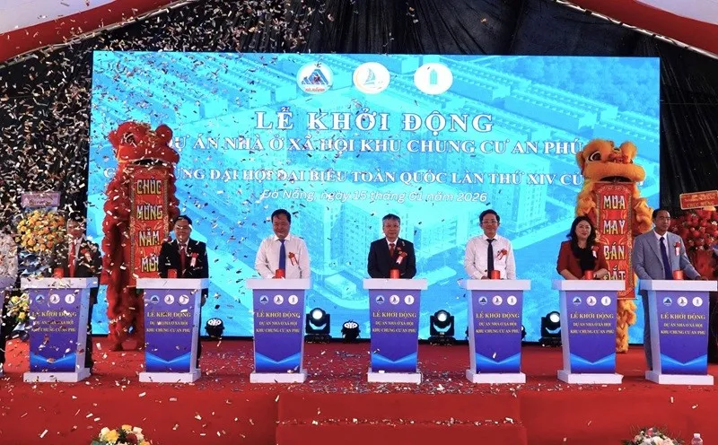 Các đại biểu thực hiện nghi thức khởi động Dự án Nhà ở xã hội Khu chung cư An Phú. 
