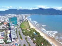 Đà Nẵng đang tập trung rà soát toàn bộ các dự án chậm triển khai, chậm tiến độ sử dụng đất trên địa bàn thành phố, trong đó có các dự án nghỉ dưỡng ven biển. Ảnh: H.A