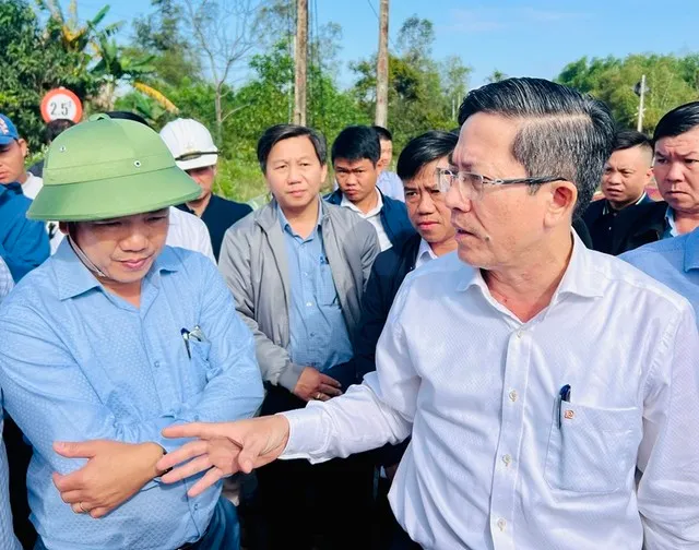 Phó chủ tịch UBND TP Đà Nẵng Trần Nam Hưng (áo trắng) kiểm tra, đốc thúc tiến độ thực hiện dự án.