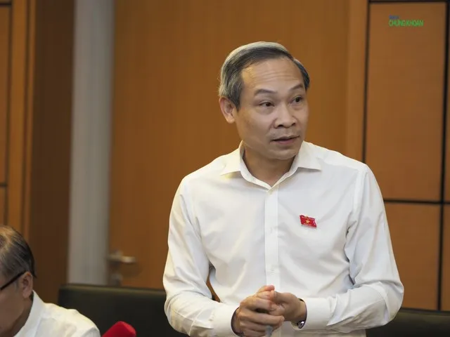 Đại biểu Phan Đức Hiếu phát biểu tại họp tổ sáng 26/10