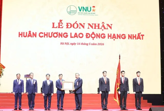 Đồng chí Tổng Bí thư, Chủ tịch nước Tô Lâm trao Huân chương Lao động hạng Nhất tặng Đại học Quốc gia Hà Nội.