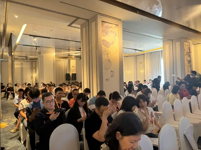 Cổ đông dự họp tại tầng 2 của khách sạn Melia