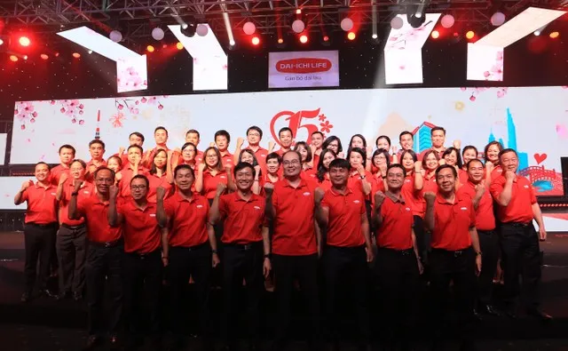 Các thành viên Ban Giám đốc Dai-ichi Life Việt Nam tại sự kiện “15 năm – Kết nối Triệu Yêu Thương”.